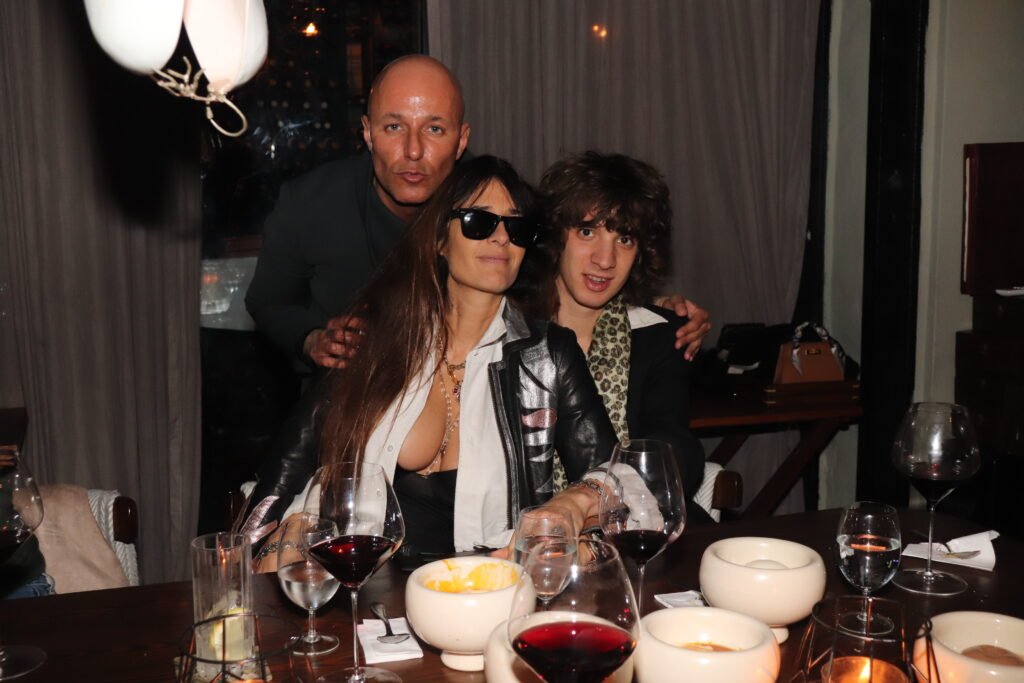Gaby Álvarez junto a Concepción Blaquier y Guido Sansone